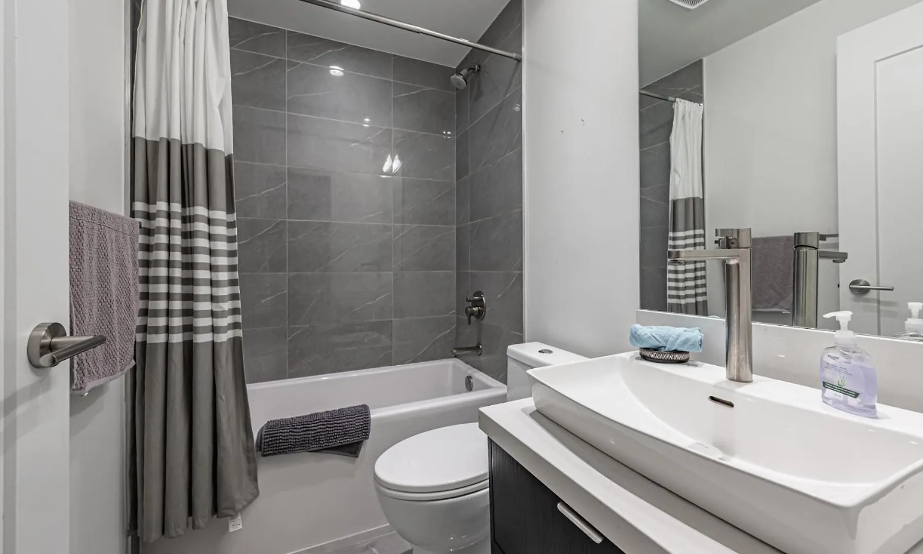 Luxury Properties Close To Rogers Center In Toronto Downtown Core